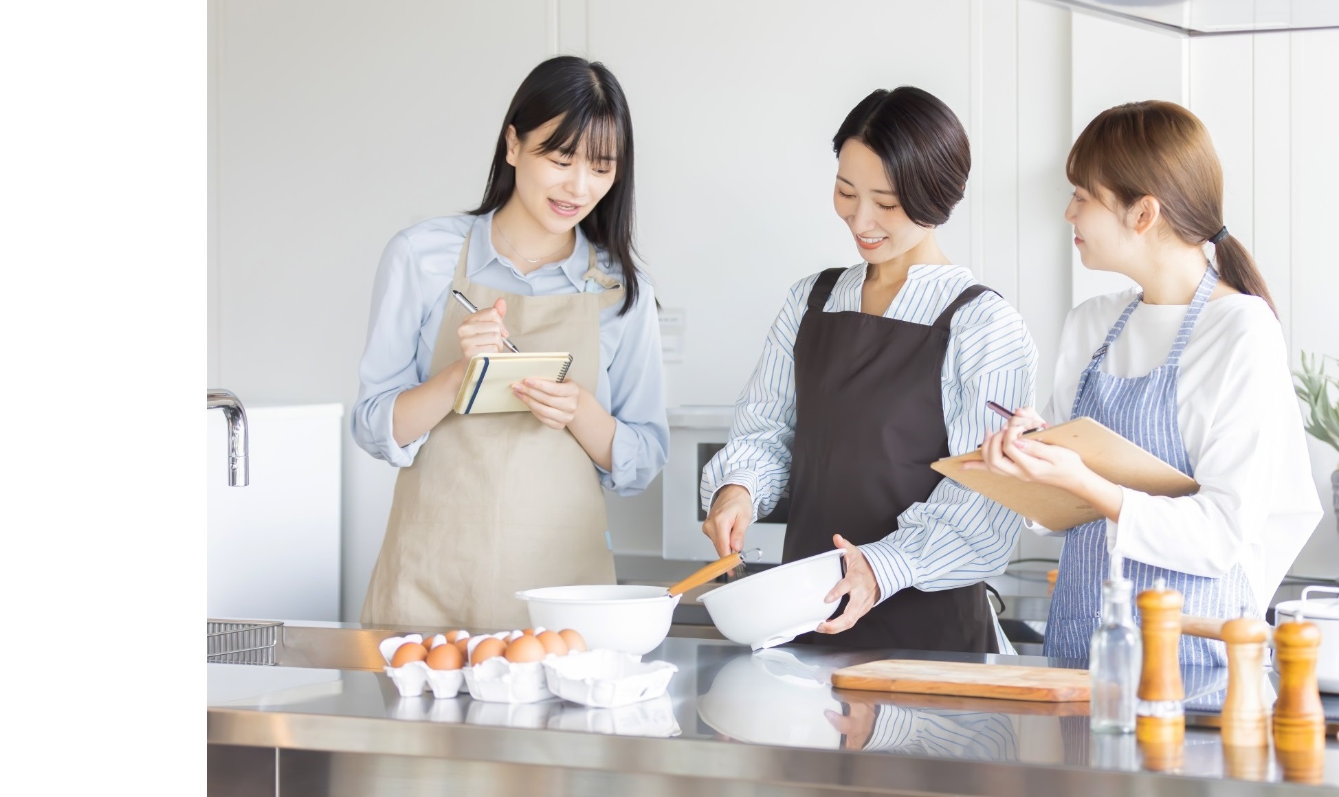料理を学び合う3人の女性